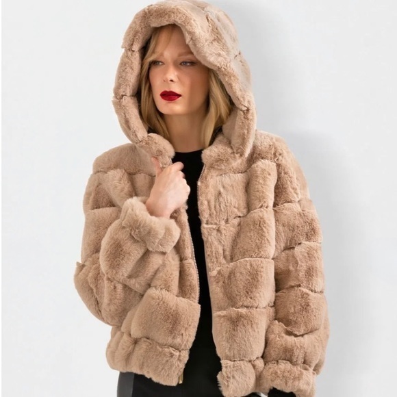 BCBGMaxAzria Jackets & Blazers - NWT BCBGMAXAZARIA faux fur long sleeve plush jacket in color Mink. Size Large